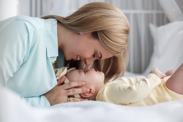 madre y bebe en casa