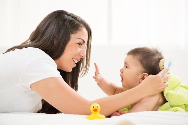 Madre y bebé después de bañarse