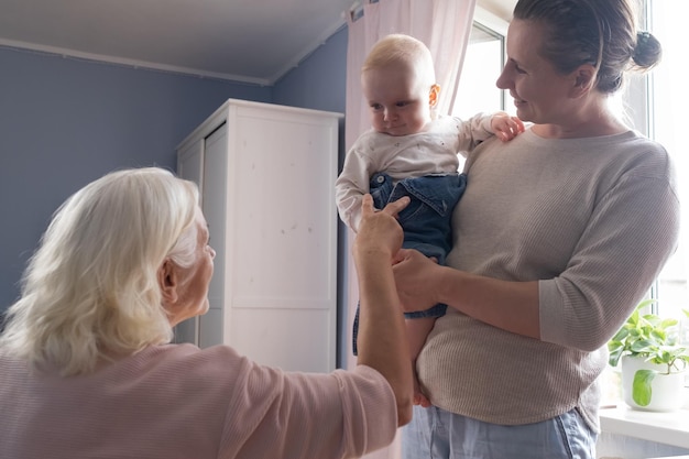 Madre bebé hija y abuela pasando tiempo juntos