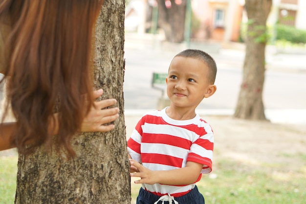 Madre y bebé jugando alegremente en el parque