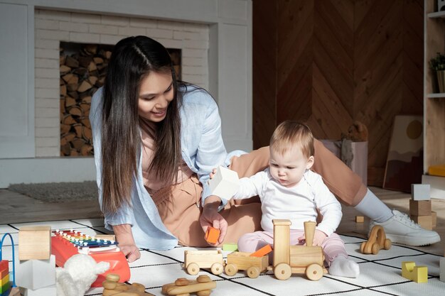 Madre y bebé jugando con juguetes