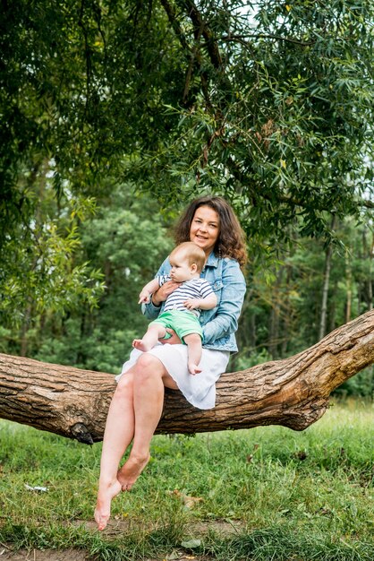 Madre y bebé jugando juntos en un parque