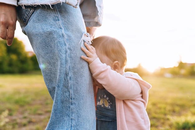 Madre con un bebé mamá enseña al bebé a caminar