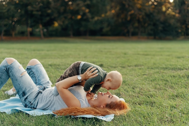 madre con bebé en el parque en picnic