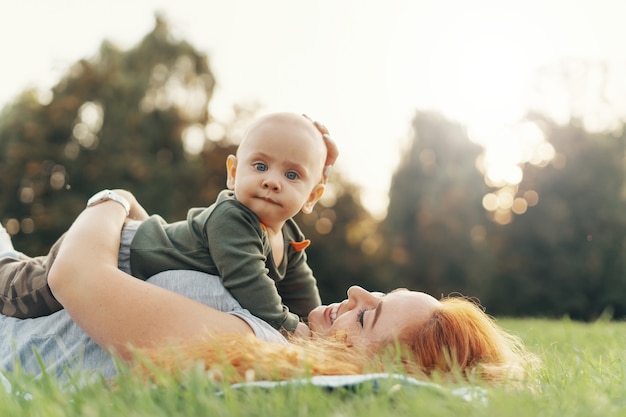 madre con bebé en el parque en picnic