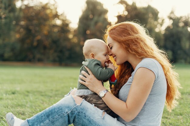 madre con bebé en el parque en picnic