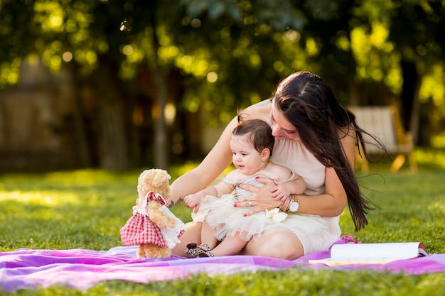 Madre y bebé en el parque de verano.