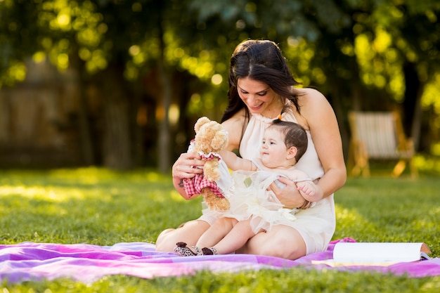 Madre y bebé en el parque de verano