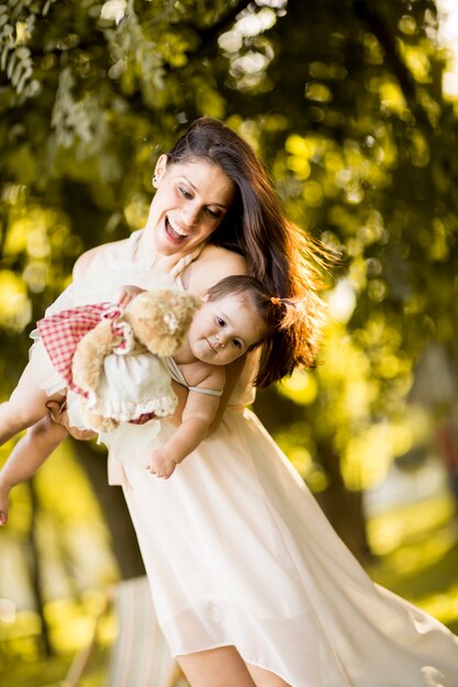 Madre y bebé en el parque de verano