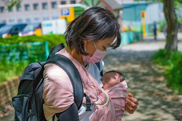 Madre y bebé de paseo