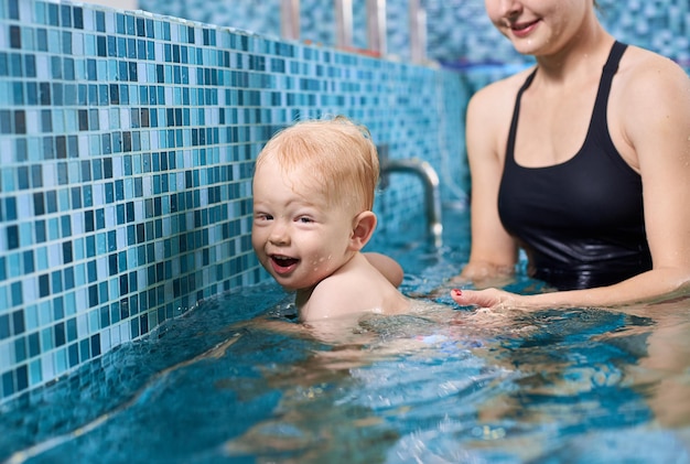 Madre con bebé en piscina entrenando