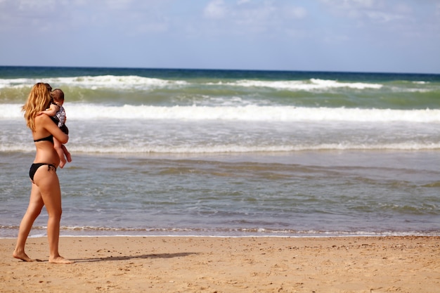 Madre y bebé en la playa