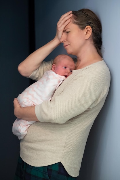 Foto madre con bebé que sufre de depresión posparto