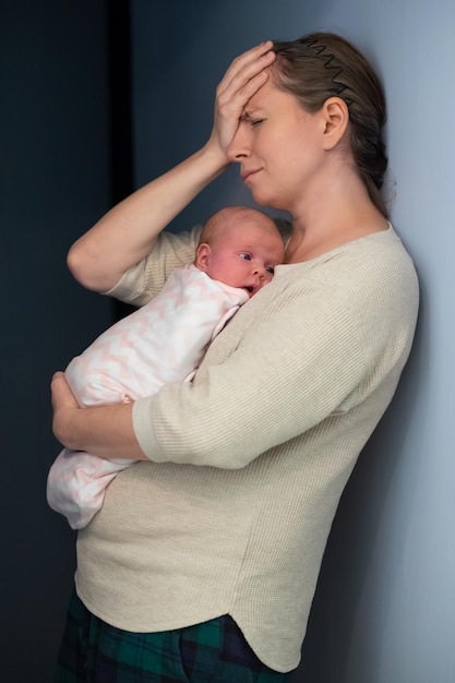 Madre con bebé que sufre de depresión posparto