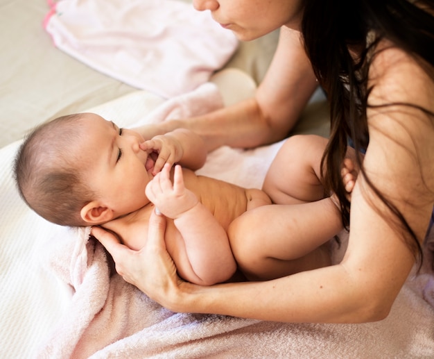 Foto madre y bebé recién nacido amor familia emocional