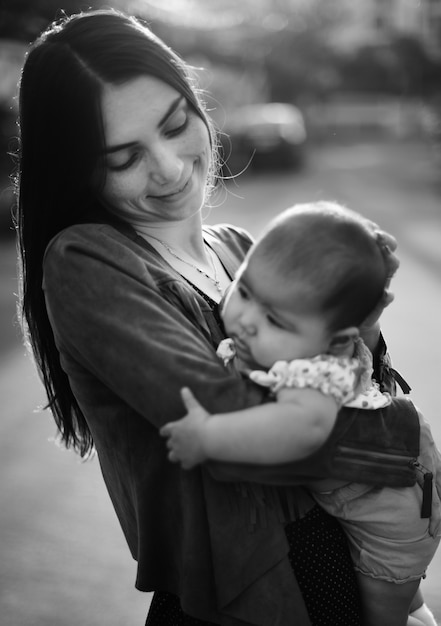 Madre y bebé recién nacido amor familia emocional