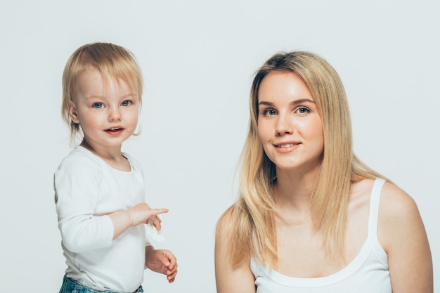 Madre, con, bebé, retrato, niño, mujer, con, pelo rubio, y, hija, beso