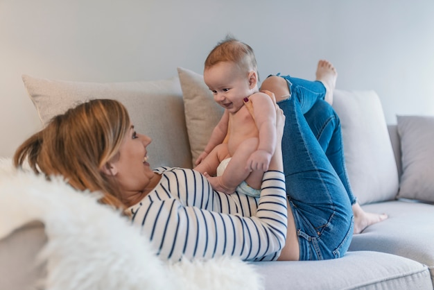 Madre y bebé riendo y abrazándose