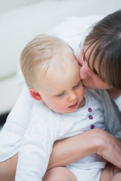 Madre besando a un bebé