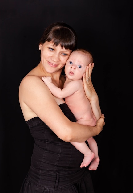 Madre besando a su adorable bebé bebé feliz mamá besando nene