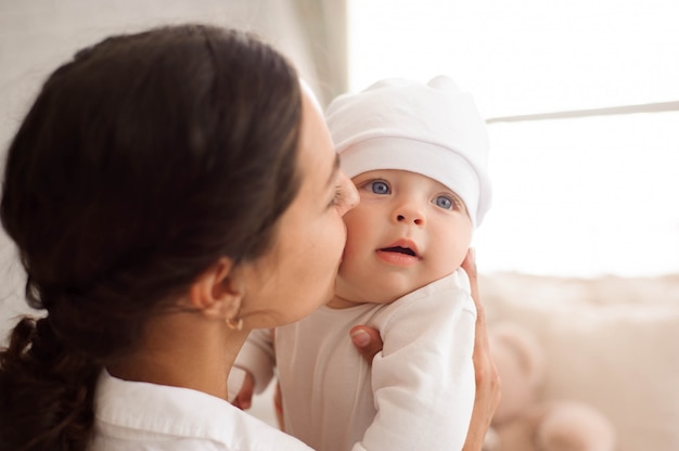 Madre besando a su niño