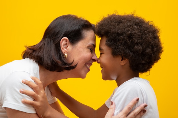 Madre blanca con hijo negro. Adopción Respeto social, color de piel, inclusión.