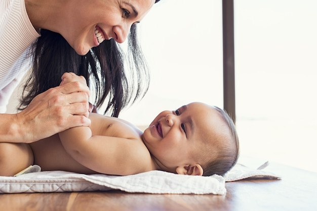 Madre cambiando pañal a niño