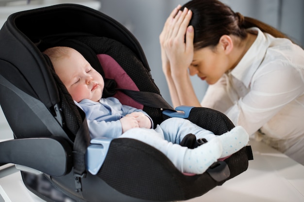 Madre cansada e hijo dormido