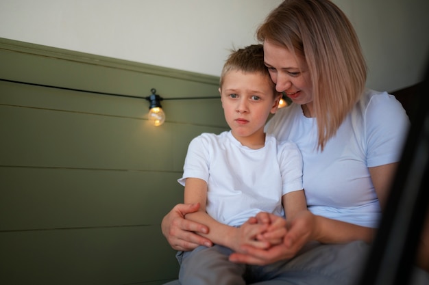 Foto madre en casa cuidando a su hijo autista