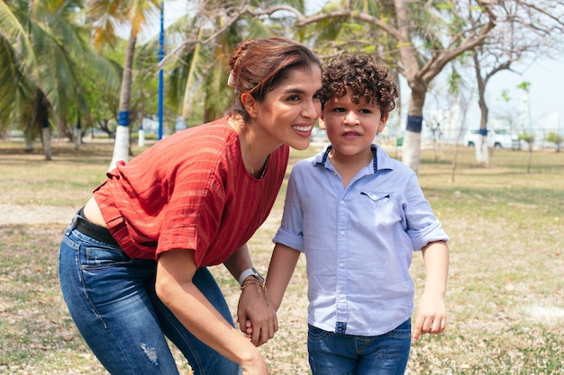 La madre comparte con su hijo