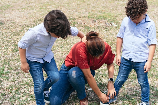 Foto madre compartiendo con sus hijos en el parque.