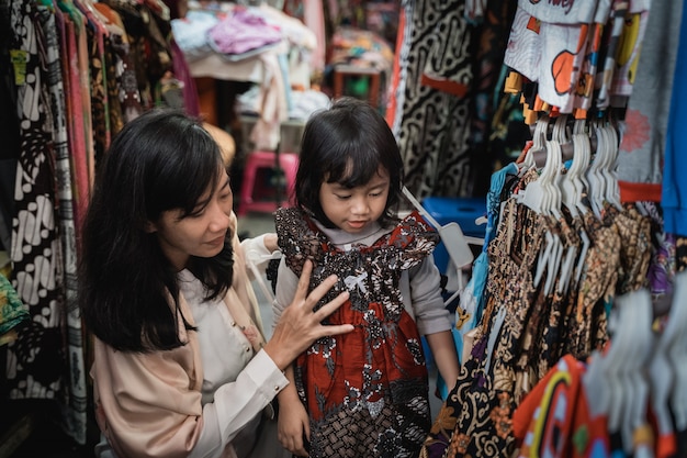 Madre compra y prueba batik para su hija