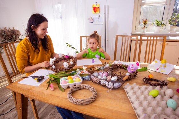 Madre creativa organizó taller de Pascua para su hijo