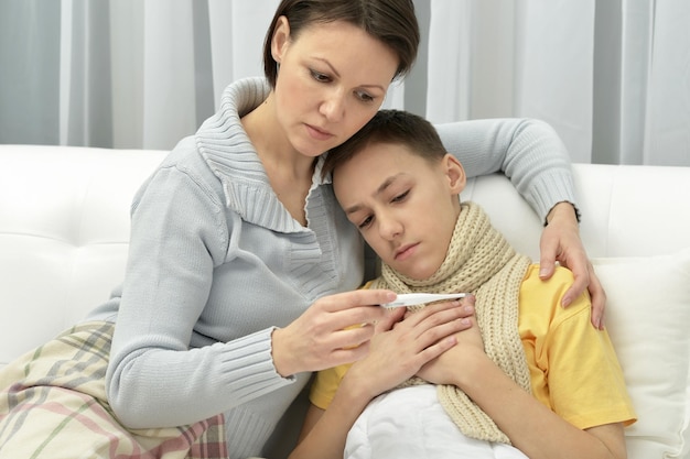 madre cuidando hijo