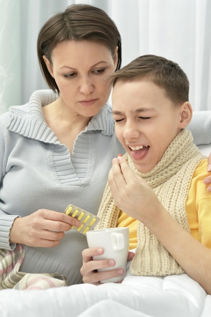 madre cuidando hijo