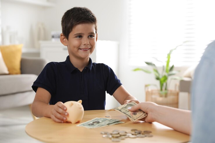 Foto madre dando dinero de bolsillo a su hijo en la mesa en el interior