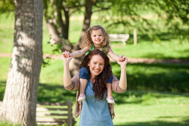 Madre dando hija a cuestas