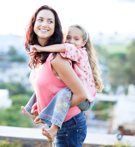 Foto madre dando hija paseo en tándem