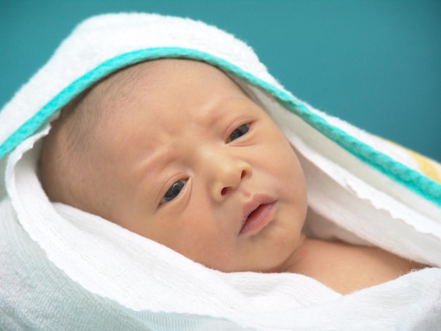 Foto madre dando a su hijo su primer baño bebé recién nacido