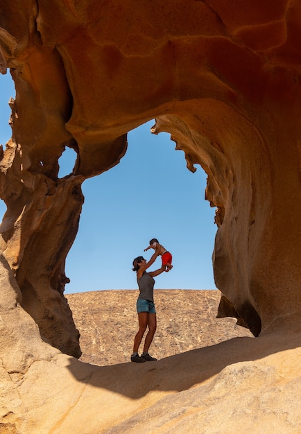 Una madre divirtiéndose con su bebé en el Mirador de las Peñitas en el Cañón de las Peñitas, Fuerteventura, Islas Canarias. España