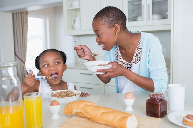 Madre y duaghter comiendo juntos