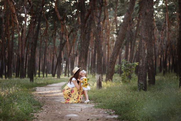 Madre e hija se abrazan en un paseo de verano. Maternidad