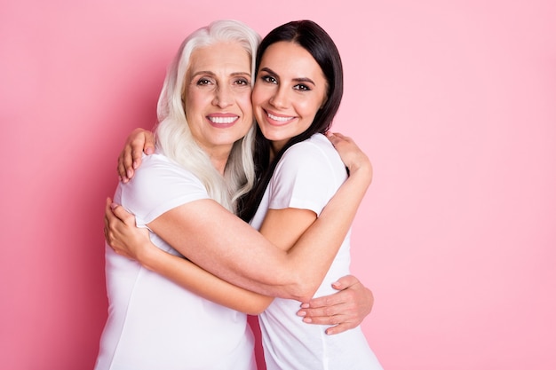 madre e hija, abrazar, aislado, en, rosa