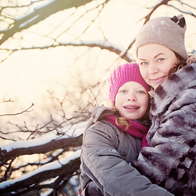 Madre e hija, abrazar, en, invierno, día, aire libre, feliz, invierno, familia