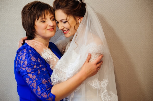 Madre e hija se abrazaron suavemente y cerraron los ojos antes de la ceremonia de la boda.