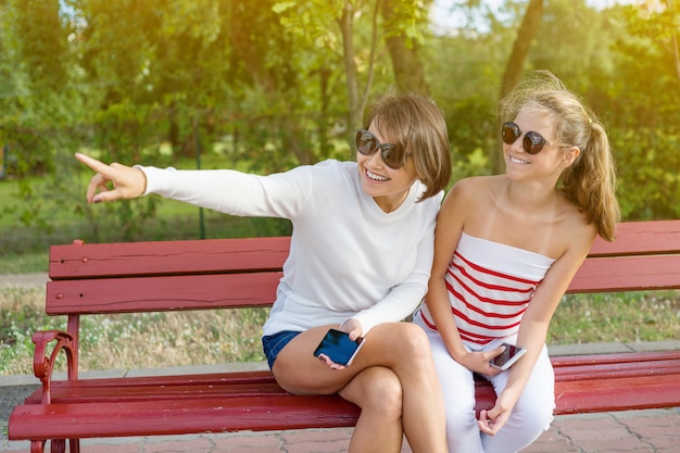 Madre e hija adolescente hablando