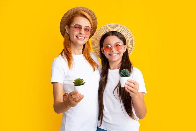 Madre e hija adolescente niño jardinería plantación planta en maceta Concepto de familia