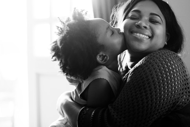 Madre e hija africanas pasando un buen rato juntos