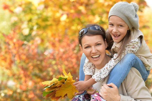 Madre e hija, aire libre