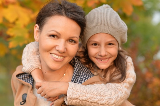 Madre e hija, aire libre